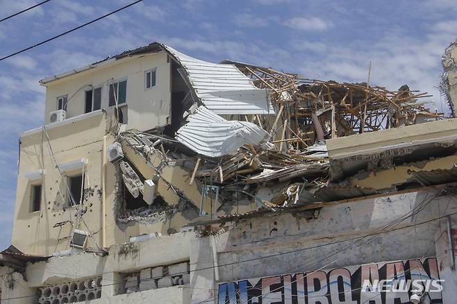 [모가디슈=AP/뉴시스] 21일(현지시간) 소말리아 수도 모가디슈 하얏트 호텔에서 이슬람 무장 세력이 호텔을 장악하고 30시간 동안 군 당국과 대치하다가 진압됐다. 사진은 호텔이 파손된 모습. 2022.08.22.