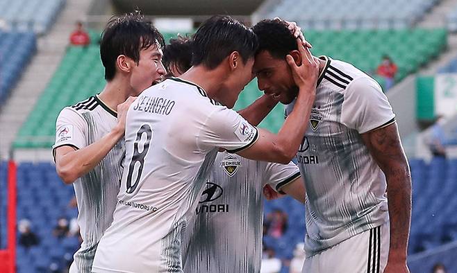 전북 스트라이커 구스타보(오른쪽)가 22일 일본 사이타마현에서 열린 2022 ACL 8강전에서 비셀 고베를 상대로 결승골을 터뜨린 뒤 환호하고 있다. 한국프로축구연맹 제공