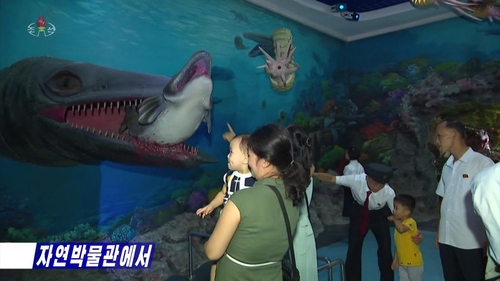평양 자연박물관, 관람객으로 북적 (서울=연합뉴스) 조선중앙TV는 21일 평양 자연박물관이 관람객들로 북적이고 있다고 보도했다. 마스크를 벗은 어린이들이 상어 등 바다생물을 형상화한 전시물을 보고 있다.