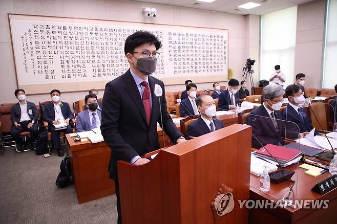 2021년 결산보고 하는 한동훈 법무부 장관 (서울=연합뉴스) 백승렬 기자 = 한동훈 법무부 장관이 22일 서울 여의도 국회에서 열린 법제사법위원회 전체회의에서 2021 회계연도 결산보고를 하고 있다. 2022.8.22 [국회사진기자단] srbaek@yna.co.kr