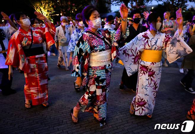 일본 도쿄에서 시민들이 마스크를 착용한 채 전통 춤 봉오도리를 추고 있는 모습. 2022.08.09/뉴스1 ⓒ 로이터=뉴스1 ⓒ News1 김민수 기자