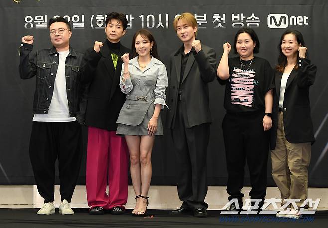 엠넷 '스트릿 맨 파이터' 제작발표회가 23일 오후 서울 상암동 스탠포드호텔에서 열렸다. 장우영, 보아, 은혁(왼쪽부터)과 제작진이 함께 포즈 취하고 있다. 정재근 기자 cjg@sportschosun.com/2022.8.23/