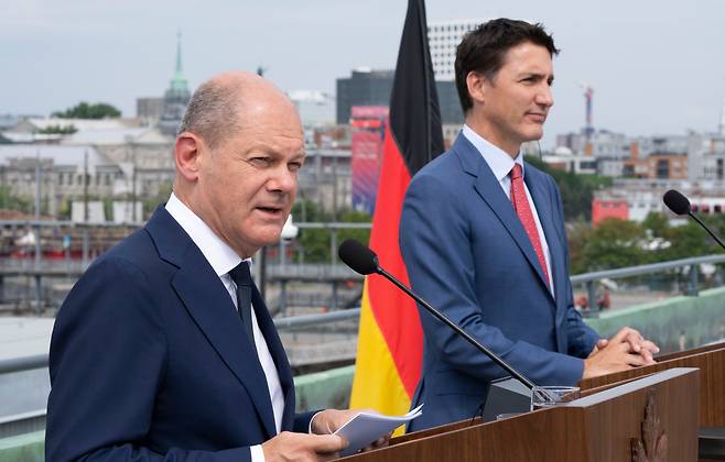 22일(현지 시각) 캐나다 몬트리올을 찾은 올라프 숄츠(왼쪽) 독일 총리가 쥐스탱 트뤼도 캐나다 총리와 공동 기자회견에서 질문에 답하고 있다. 러시아의 가스 공급 축소로 에너지 위기에 처한 숄츠 총리가 캐나다에 액화천연가스(LNG) 공급을 요청하자 트뤼도 총리는 “인프라 부족 등 현실적 어려움이 있지만 LNG를 유럽으로 직수출할 수 있는지 방법을 모색해보겠다”고 답했다. /AP 연합뉴스