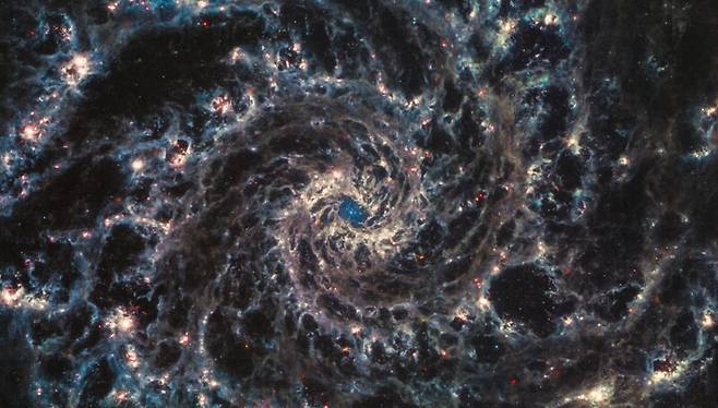 제임스웹우주망원경이 찍은 막대 나선 은하 M74.