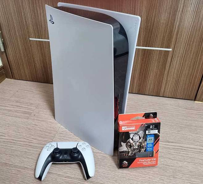 소니 PS5 게임 콘솔과 씨게이트 파이어쿠다 530 히트싱크 M.2 NVMe SSD