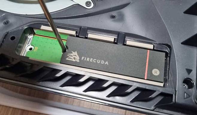 파이어쿠다 530 히트싱크를 M.2 슬롯에 장착한 후 나사로 고정한다