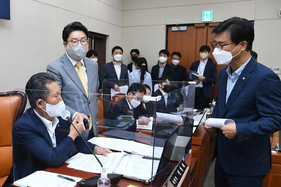 18일 서울 여의도 국회에서 열린 과학기술정보방송통신위원회 전체회의에서 국민의힘 권성동 원내대표(가운데)와 김영식 의원(오른쪽)이 정회를 요구하며 정청래 과방위원장에게 항의하고 있다. 회의는 간사 선임과 법안 심사 소위원회 구성, 회의운영방식에 있어 여야 간 의견을 달리했다. 김성룡 기자