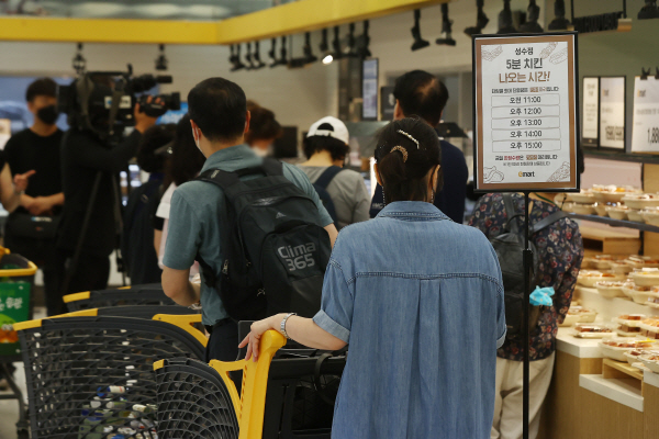 지난 18일 서울 성동구 이마트 성수점에서 시민들이 치킨을 구매하기 위해 줄을 서 있다. [사진 출처 = 연합뉴스]