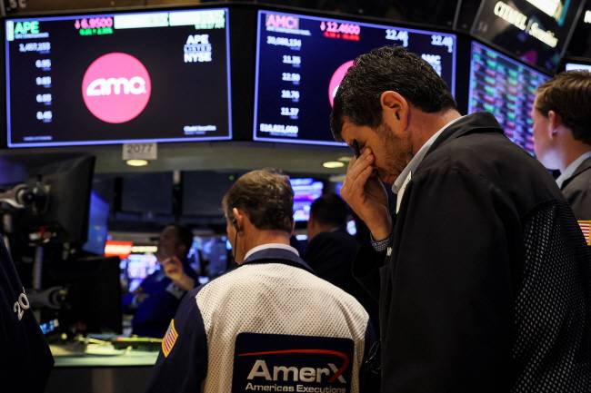 뉴욕증시 일제히 하락 : 미국 뉴욕증권거래소(NYSE)에서 22일(현지시간) 증시가 일제히 하락 마감하자 이를 지켜보던 한 트레이더가 눈을 질끈 감은 채 고개를 숙이고 있다.  로이터 연합뉴스