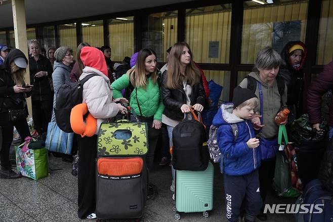 [프셰미실=AP/뉴시스] 30일(현지시간) 폴란드 남동부 프셰미실 기차역에서 우크라이나 피란민들이 우크라이나로 돌아가는 기차를 기다리고 있다. 러시아 측이 우크라이나 각지에서 철수할 수도 있다는 발표에 따라 일부 우크라이나 난민들이 자국으로 돌아가고 있다. 2022.03.31.