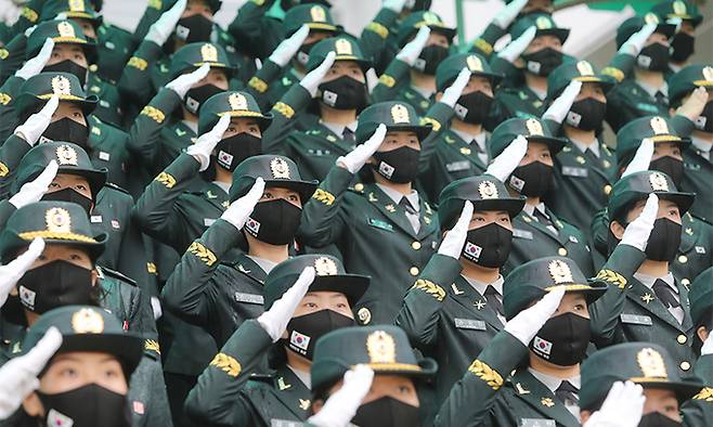 2021년 8월 27일 전북 익산시 육군부사관학교에서 열린 '21-2기 부사관 임관식'에서 신임 부사관들이 경례하고 있다. 연합뉴스