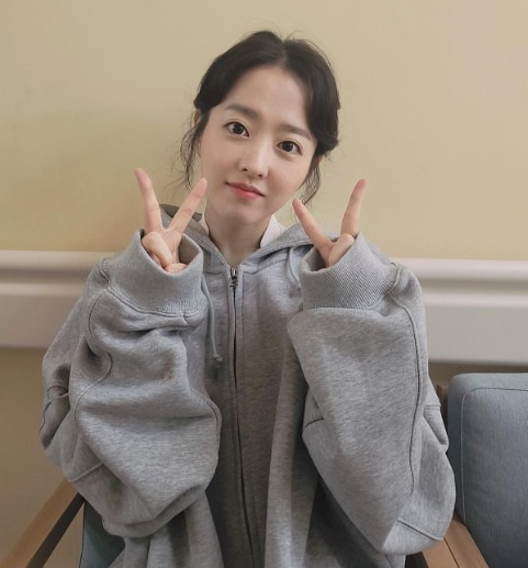 Actor Park Bo-young has told her recent beauty.On the 23rd, Park Bo-young posted a picture on his instagram with the phrase # Susam.Park posed for V in a gray-colored overfit hoodie, with transparently clear skin and a small face size just before its extinction.On the other hand, Park Bo-young was cast in a new film directed by Lee Jae-Gyu, who directed Netflixs original My School Now.Lee Jae-Gyus new work, The Morning Comes to the Mental Ward, is a healing drama based on the experience of a real nurse.