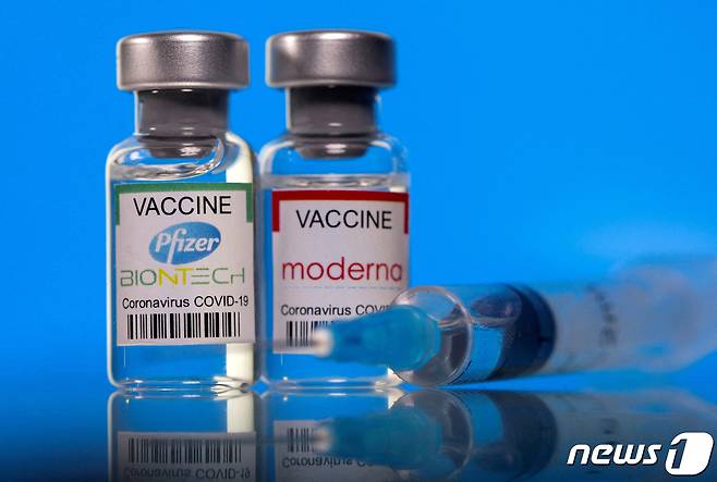 화이자와 모더나는 세계 최초의 코로나19 추가접종용 개량 백신을 개발, FDA 승인을 신청했다. ⓒ 로이터=뉴스1