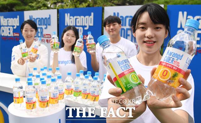 동아오츠카(대표이사 사장 조익성)가 24일 오전 서울 동대문구 동아오츠카 별관 앞에서 제로칼로리 나랑드사이다가 출시를 기념 행사를 진행한 가운데, 동아오츠카 임직원들이 제품을 선보이고 있다. /이새롬 기자