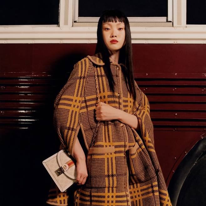 사진 : 구찌(Gucci), Credits. 이미지 & 비디오. 크리에이티브 디렉터: 알레산드로 미켈레(Alessandro Michele), 아트 디렉터: 한다솜(Dasom Han), 디렉터: 이행갑(Hanggab Lee), 포토그래퍼: 박배(PAKBAE), 스타일리스트: 정환욱(Fwanwook Jung)