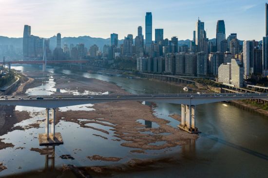 중국 충칭을 지나는 양쯔강의 지류 자링강이 21일 심한 가뭄으로 메마른 바닥을 드러내고 있다. [이미지출처=연합뉴스]