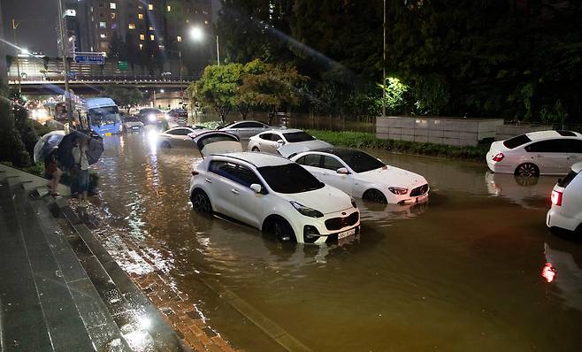 서울과 경기북부 등 수도권에 기록적인 폭우가 내린 지난 8일 밤 서울 강남역 일대 도로가 침수되어 시민들이 대피한후 차들이 도로에 그대로 놓여있다 /박상훈 기자