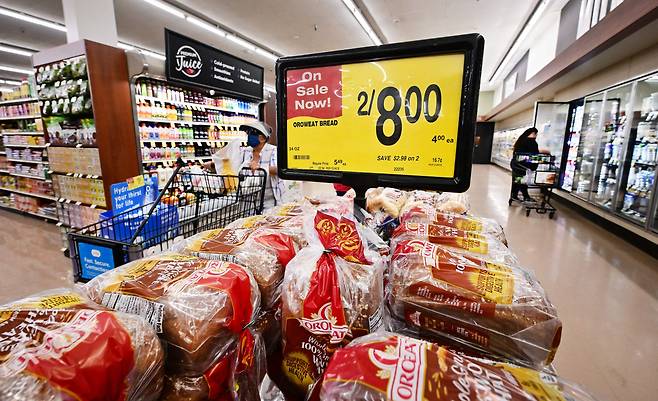 글로벌 인플레이션이 지속되는 가운데 미국 캘리포니아주 몬테벨로의 한 마트에서 시민들이 쇼핑하고 있다. /연합뉴스