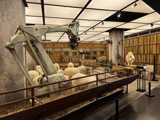 지난 8일 베이징의 럭셔리 백화점인 SKP-S 1층 입구에 마련된 '미래농장' 전시공간. 한국 안경브랜드 젠틀몬스터는 SKP 백화점과 손잡고 전층 디스플레이를 대행하고 있다. 신경진 기자