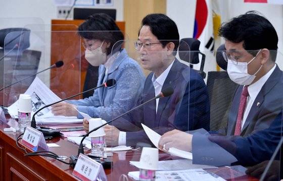 23일 서울 여의도 국회 의원회관에서 열린 국민의힘 물가 및 민생안정특별위원회 회의에서 류성걸 위원장이 모두발언을 하고 있다. 김성룡 기자/ 2022.08.23