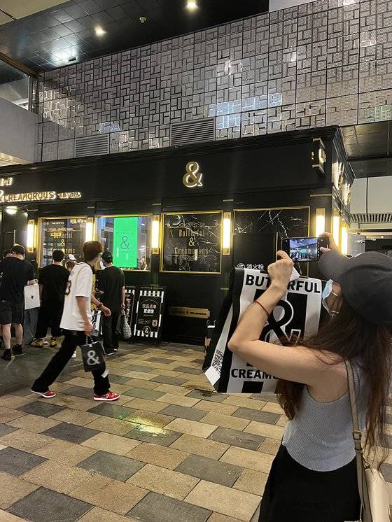 지난 14일 오후 베이징 싼리툰 타이구리 쇼핑몰에 입점한 B&C(버터풀앤크리멀러스) 매장 앞에서 중국 젊은 여성이 사진을 찍고 있다. 신경진 기자