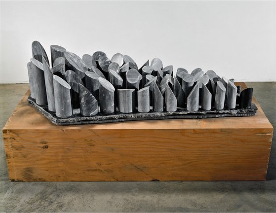 ̽ θ־ ,Gray Fountain,1970-1971 Gray marble and steel 28.5 x 55.8 x 116.8 cm.[ Frieze]