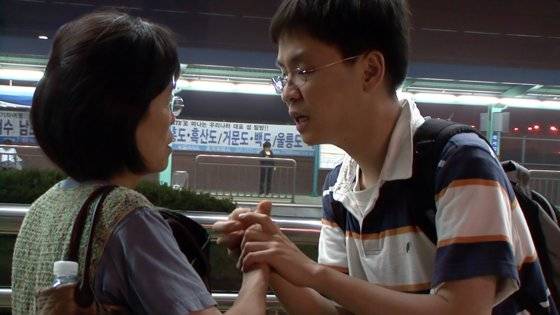 다큐멘터리 영화 '녹턴' 주인공 은성호(오른쪽)씨는 음악에 재능이 있고 100년 전 날짜도 척척 맞추는 천재성이 있지만, 지하철에서 다른 승객들에게 기웃거리는 등 타인과 의사소통이 어려운 자폐 장애를 가지고 있다. 사진 시네마달