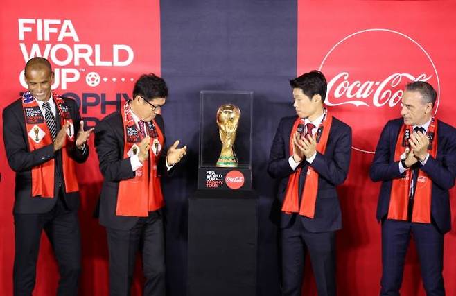 월드컵 오리지널 트로피를 두고 기념사진을 찍는 축구 레전드들. 왼쪽부터 히바우두, 차범근 전 축구대표팀 감독, 박지성 전북 현대 어드바이저, 파울루 벤투 한국 축구대표팀 감독.&nbsp; &nbsp;연합뉴스