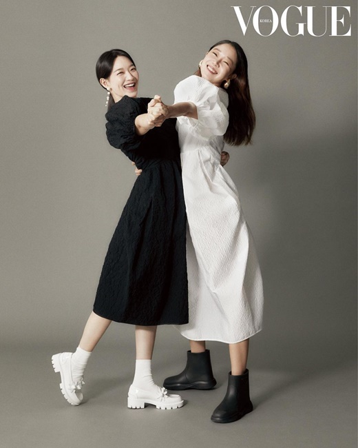 Actor Gong Hyo-jin, 42, promoted the festival.On the 24th, Gong Hyo-jin posted several pictures of his instagram with the article 26, 28 this weekend, Now, I like this way # Seoul International Womens Film Festival.In the open photo, Gong Hyo-jin poses dancing with actor Shin Min-a (38) in hand.The two are wearing a black and white look and making a lovely smile.Gong Hyo-jin and Shin Min-a have appeared in the movie Now, I like Lee Dae-ro which was released in 2009.Meanwhile, Gong Hyo-jin will hold a private marriage ceremony in October with 10-year-old singer Kevin Oh (31) and United States of America in New York.