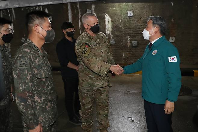 [서울=뉴시스] 권창회 기자 = 이종섭 국방부장관이 23일 UFS(을지 자유의 방패) 연습이 진행 중인 한미연합군사령부 전시지휘소(CP-TANGO)를 방문하여 영접 중인 라캐머라 연합사령관과 악수를 하고 있다. (사진=국방부 제공) 2022.08.23. photo@newsis.com *재판매 및 DB 금지