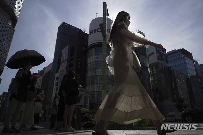 [도쿄=AP/뉴시스] 일본 도쿄에서 지난 1일 코로나19 예방을 위해 마스크를 착용한 시민들이 횡단보도를 건너고 있다. 2022.08.24.