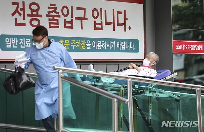 [서울=뉴시스] 김근수 기자 = 서울시 광진구 혜민병원에서 관계자가 코로나19 환자를 옮기고 있다. 2022.08.01. ks@newsis.com