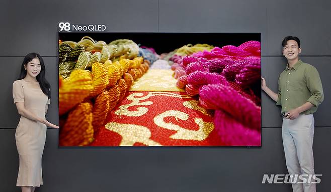 [서울=뉴시스]삼성전자 모델이 서울 논현동에 위치한 삼성 디지털프라자 강남본점에서 Neo QLED 98형 신제품을 소개하고 있다.(사진=삼성전자 제공) 2022.8.21 photo@newsis.com