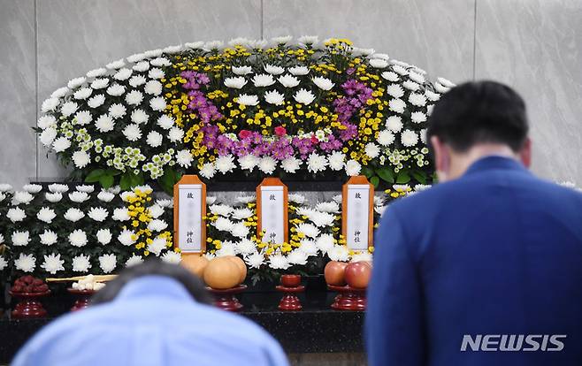 [수원=뉴시스] 김종택기자 = 24일 오후 암·난치병 투병과 생활고에 시달리다 세상을 떠난 '수원 세 모녀'의 빈소가 마련된 경기도 수원시 중앙병원 장례식장에서 시민들이 조문하고 있다. 2022.08.24. jtk@newsis.com