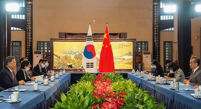 박진 외교부 장관이 9일 중국 칭다오시 지모구 지모고성군란호텔에서 왕이 중국 외교담당 국무위원 겸 외교부장과 회담을 하고 있다. 외교부 제공