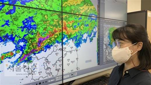23일 권수현 기상청 기상레이더센터 기상연구사가 최근 집중호우 당시 기상레이더 관측 자료를 살펴보고 있다. 서울과 수도권을 중심으로 짙은 보라색 구름이 가늘고 짙게 표시된 걸 볼 수 있다. 초록색, 빨간색, 보라색으로 갈수록 시간당 강우량이 많다는 뜻이다.