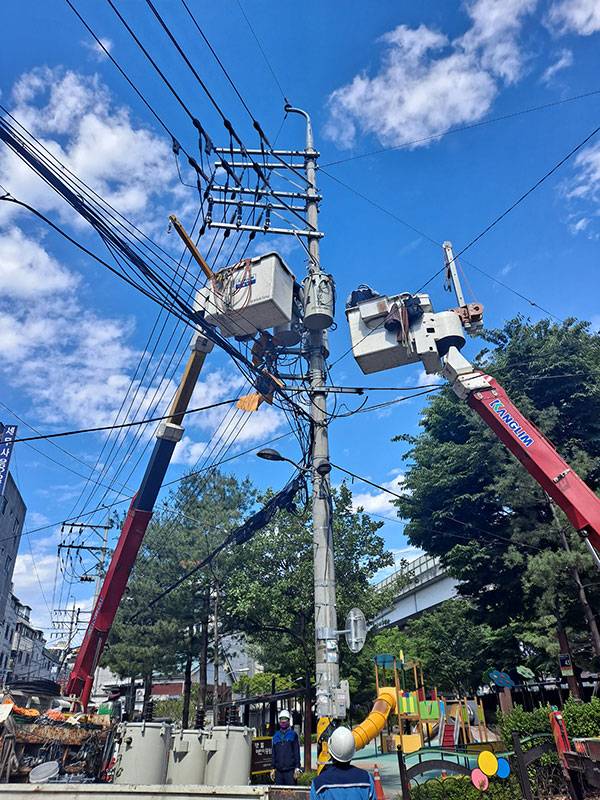 시민들의 삶을 지탱하고 연결해주는 전신주 노동이 불법하도급 아래서 위태로운 순간을 견디고 있다. ⓒ건설노조서울전기지부제공