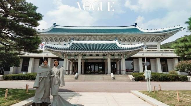 보그코리아가 공개해 논란이 일고 있는 패션 화보 '청와대 그리고 패션' ⓒ 보그코리아 홈페이지