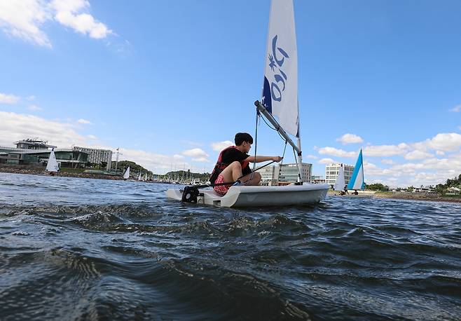 교육생이 레이저 피코를 타고 물살을 가르며 범주하고 있다. [사진/진성철 기자]