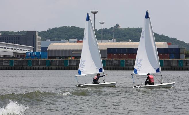 교육생이 코치의 지도를 받으며 레이저 피코를 배우고 있다. [사진/진성철 기자]