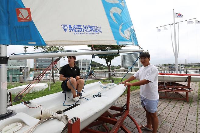 코치가 딩기 요트의 기본자세를 보여주고 있다. [사진/진성철 기자]