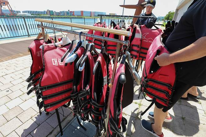 교육생들이 구명조끼를 입고 있다. [사진/진성철 기자]