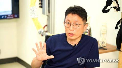 이연백 위로보틱스 공동대표가 8월 2일 경기도 용인시 힉스유타워 내의 연구소 겸 사무실에서 자사가 개발한 웨어러블 로봇에 대해 설명하고 있다.