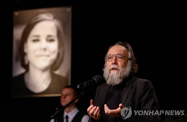 '차량 폭발 사망' 딸 추도식서 연설하는 두긴…푸틴은 훈장 수여 (모스크바 로이터=연합뉴스) 러시아 극우 사상가인 알렉산드르 두긴이 23일(현지시간) 모스크바에서 차량 폭발로 사망한 자신의 딸 다리야 두기나의 추도식에 참석해 연설하고 있다. 블라디미르 푸틴 러시아 대통령은 두기나가 생전 업무 수행에서 보여준 용기와 헌신을 기린다며 '용기 훈장'을 수여하는 법령에 서명했다. 2022.08.23 ddy04002@yna.co.kr