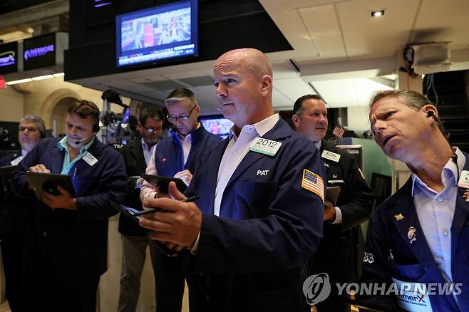 NYSE 입회장에 트레이더들의 모습