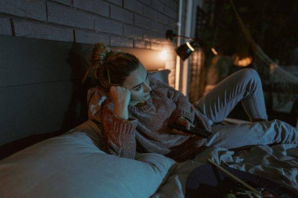 밤중에 TV 시청에 빠져 있는 여성. 뉴스 중독은 건강에 해롭다.[사진=게티이미지뱅크]