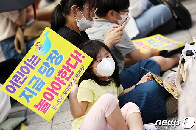 3일 서울 용산구 전쟁기념관 앞에서 열린 만 5세 초등 취학 저지를 위한 범국민 집회에 참가한 한 어린이가 피켓을 손에 쥐고 있다. 2022.8.3/뉴스1 ⓒ News1 조태형 기자