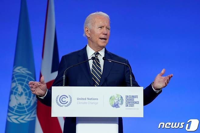 조 바이든 미국 대통령이 1일(현지시간) 영국 글래스고에서 열리는 유엔 기후변화 협약 당사국 총회(COP26)서 연설서 "트럼프 행정부가 파리협약에서 탈퇴한 데 대해 사과한다＂고 말하고 있다. ⓒ 로이터=뉴스1 ⓒ News1 우동명 기자