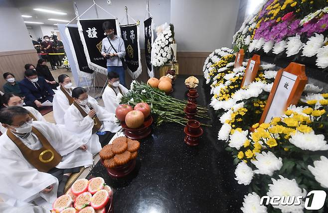 25일 오후 경기 수원시 권선구 수원중앙병원 장례식장에 마련된 수원 세 모녀의 빈소에서 원불교 경인교구 주관 추모의식이 진행되고 있다. (공동취재) 2022.8.25/뉴스1 ⓒ News1 김영운 기자