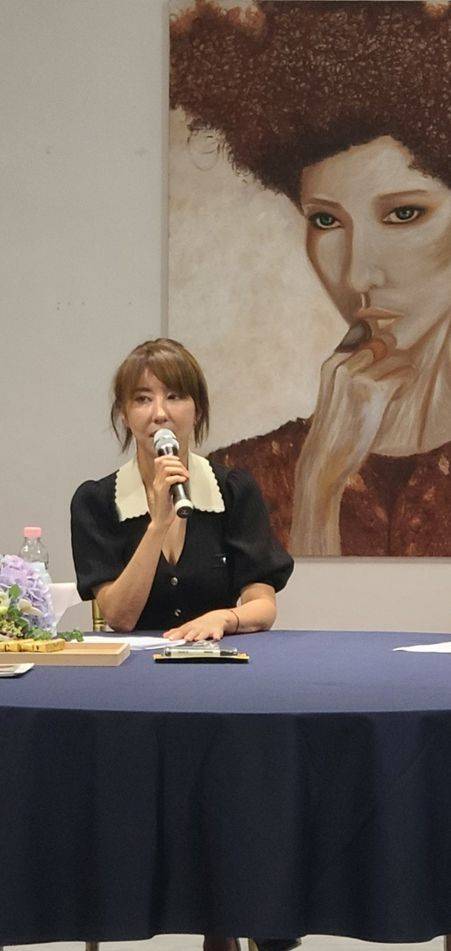 김완선이 지난 21일 경기도 용인시 갤러리필랩에서 초대전 관객들과 대화를 나누고 있다. /갤러리필랩